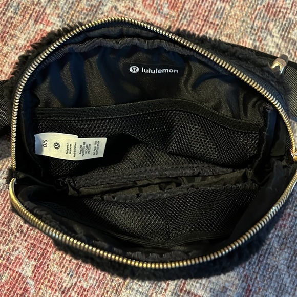 Lululemon black Sherpa belt bag and white belt bag bundle - Picture 4 of 9